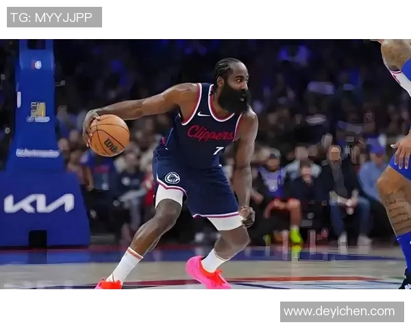 哈登屁股引发热议球迷热衷讨论其在比赛中的表现与影响